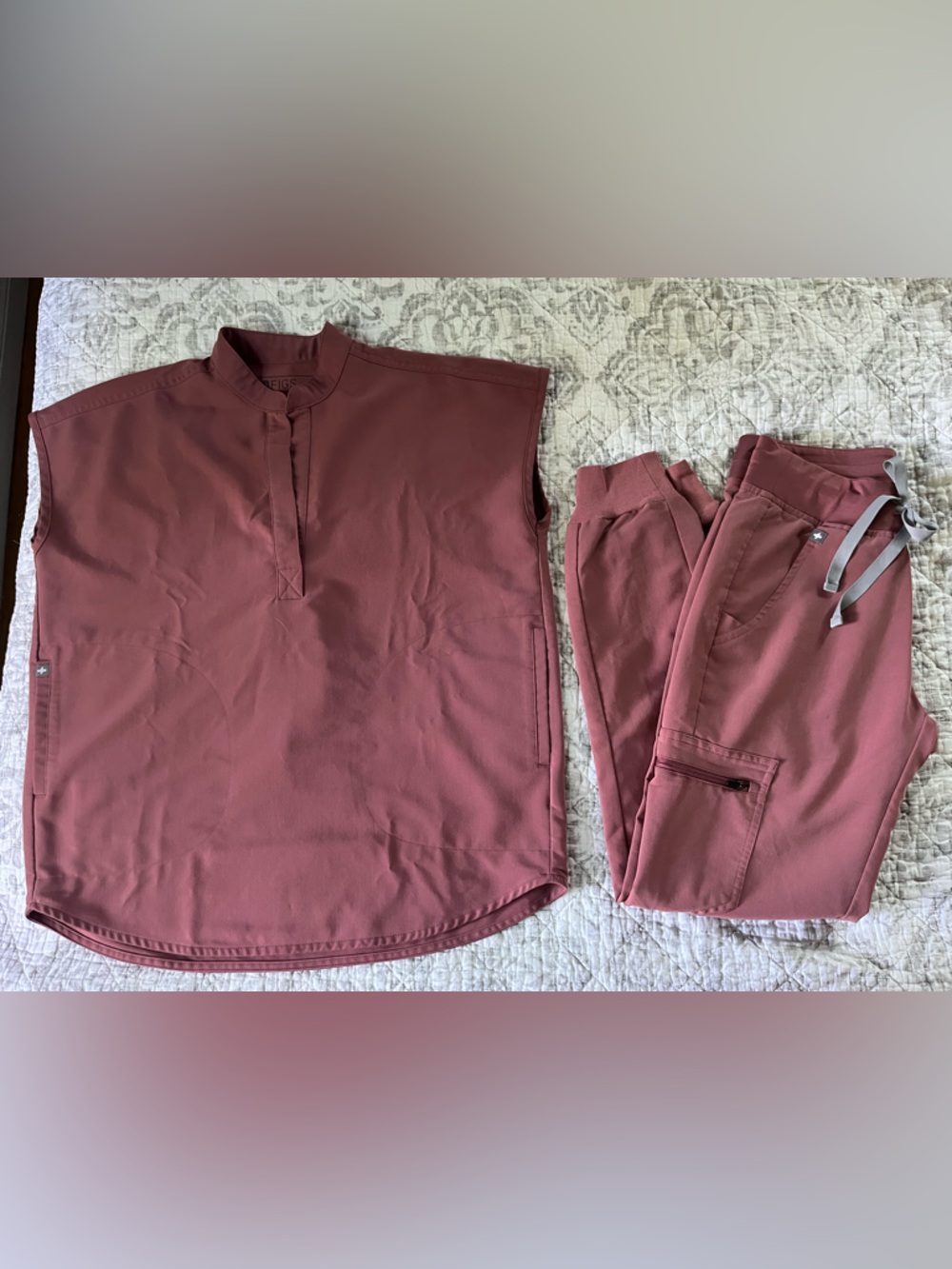 Figs Mauve Rafaela Scrub Top & Zamora Jogger Scrub Bottoms XXS
